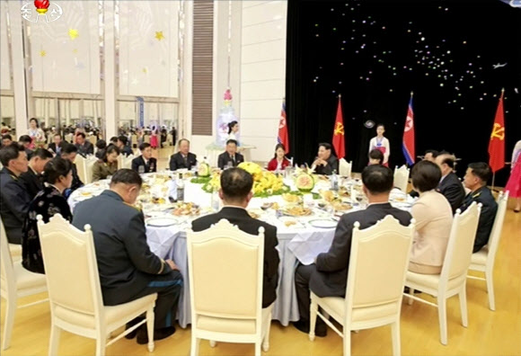 北 김정은 ”주체조선의 실용위성 더 많이 쏘아올려야”