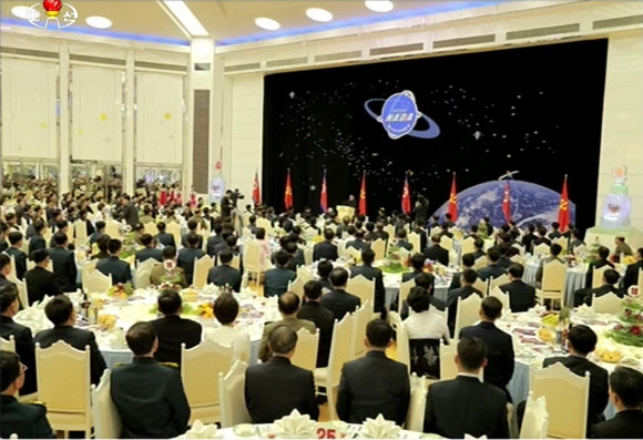 北 김정은 ”주체조선의 실용위성 더 많이 쏘아올려야”