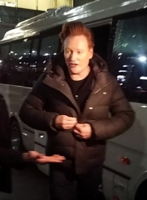 방한 중인 미국 토크쇼 ’코난쇼’ 진행자 코난 오브라이언이 15일 서울 강남구 역삼동에서 열린 팬미팅에 참석하며 차에서 내리고 있다. <br>연합뉴스