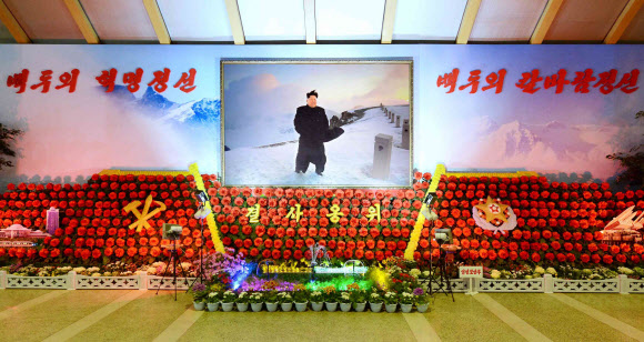 북한 김정일 국방위원장의 생일인 광명성절을 맞아 제20차 김정일화축전이 평양에서 개막했다고 조선중앙통신이 16일 보도했다. 통신은 이 사진을 15일 촬영했다고 밝혔다.  연합뉴스