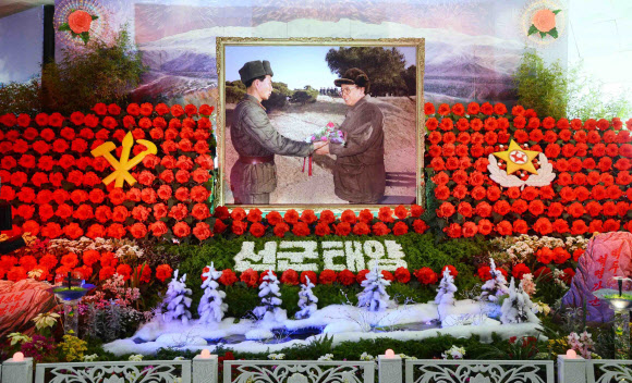 북한 김정일 국방위원장의 생일인 광명성절을 맞아 제20차 김정일화축전이 평양에서 개막했다고 조선중앙통신이 16일 보도했다. 통신은 이 사진을 15일 촬영했다고 밝혔다. 연합뉴스