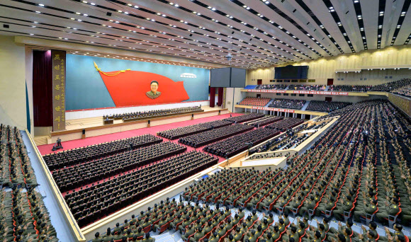 북한 조선중앙통신이 김정일 국방위원회 위원장의 생일인 ‘광명성절’을 하루 앞둔 15일 평양체육관에서 당·정·군 일꾼들이 참석한 가운데 ‘탄생 74돌 경축 중앙보고대회’를 열었다고 보도했다.  연합뉴스