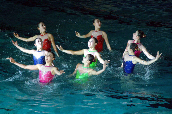 북한 김정일 국방위원장의 생일인 제24차 광명성절(2월16일)을 기념하는 수중체조무용공연 ‘위대한 인민의 태양’이 15일 창광원 수영관에서 진행됐다고 조선중앙통신이 16일 보도했다. 연합뉴스