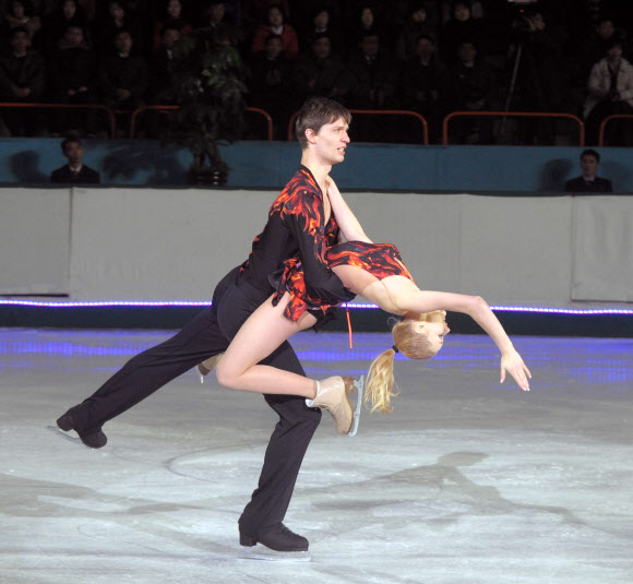 북한 김정일 국방위원장의 생일인 제24차 광명성절(2월16일)을 기념하는 백두산상 국제피겨축전이 15일 평양에서 개막했다고 조선중앙통신이 16일 보도했다.  연합뉴스