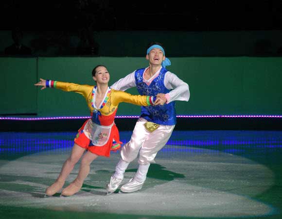 북한 김정일 국방위원장의 생일인 제24차 광명성절(2월16일)을 기념하는 백두산상 국제피겨축전이 15일 평양에서 개막했다고 조선중앙통신이 16일 보도했다.  연합뉴스