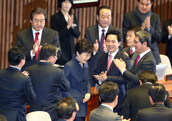 의원들의 박수갈채 받는 朴대통령