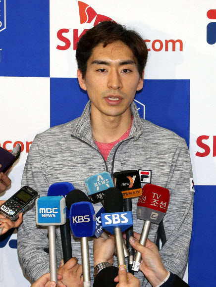 2016 국제빙상경기연맹 스피드스케이팅 종목별 세계선수권대회에서 남자 매스스타트 우승을 차지한 이승훈이 16일 오후 인천공항을 통해 귀국, 인터뷰하고 있다. 연합뉴스