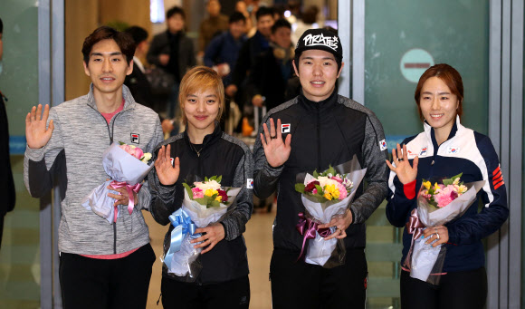 2016 국제빙상경기연맹 스피드스케이팅 종목별 세계선수권대회에서 남자 매스스타트 우승 이승훈(왼쪽부터), 여자 매스스타트 은메달 김보름, 남자 500m  6위 김태윤, 여자 500m 우승 이상화가 16일 오후 인천공항을 통해 귀국, 손을 들어 인사하고 있다. 연합뉴스