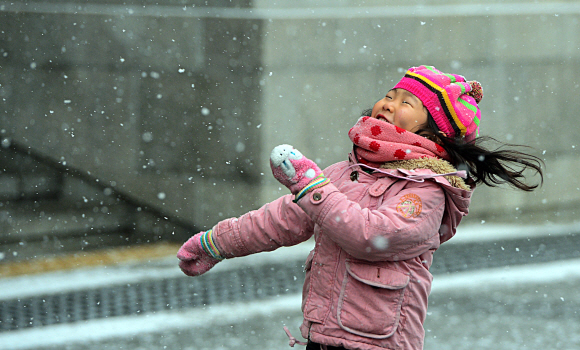 16일 서울 중구 세종로에서 한 아이가 눈을 맞으며 즐거워 하고 있다. 정연호 기자 tpgod@seoul.co.kr