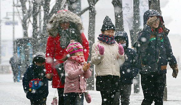 16일 서울 중구 세종로에서 시민들이 눈을 맞으며 걸어가고 있다.  정연호 기자 tpgod@seoul.co.kr