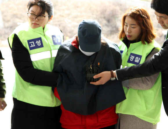 친어머니 등으로부터 맞은 뒤 방치돼 숨진 ‘큰딸’의 사체 암매장을 도운 친어머니의 친구 백모(42)씨가 16일 오후 추가 조사를 받기 위해 경남 고성경찰서로 들어오고 있다. 연합뉴스