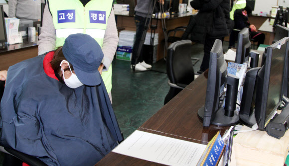 친어머니 등으로부터 맞은 뒤 방치돼 숨진 ‘큰딸’의 사체 암매장을 도운 친어머니의 친구 백모씨가 16일 오후 추가 조사를 받기 위해 경남 고성경찰서 형사계에서 대기하고 있다. 연합뉴스