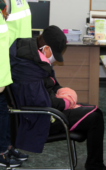 친어머니 등으로부터 맞은 뒤 방치돼 숨진 ‘큰딸’의 사체 암매장을 도운 친어머니의 친구 이모(45ㆍ여) 씨가 16일 오후 추가 조사를 받기 위해 경남 고성경찰서 형사계에서 대기하고 있다.  연합뉴스