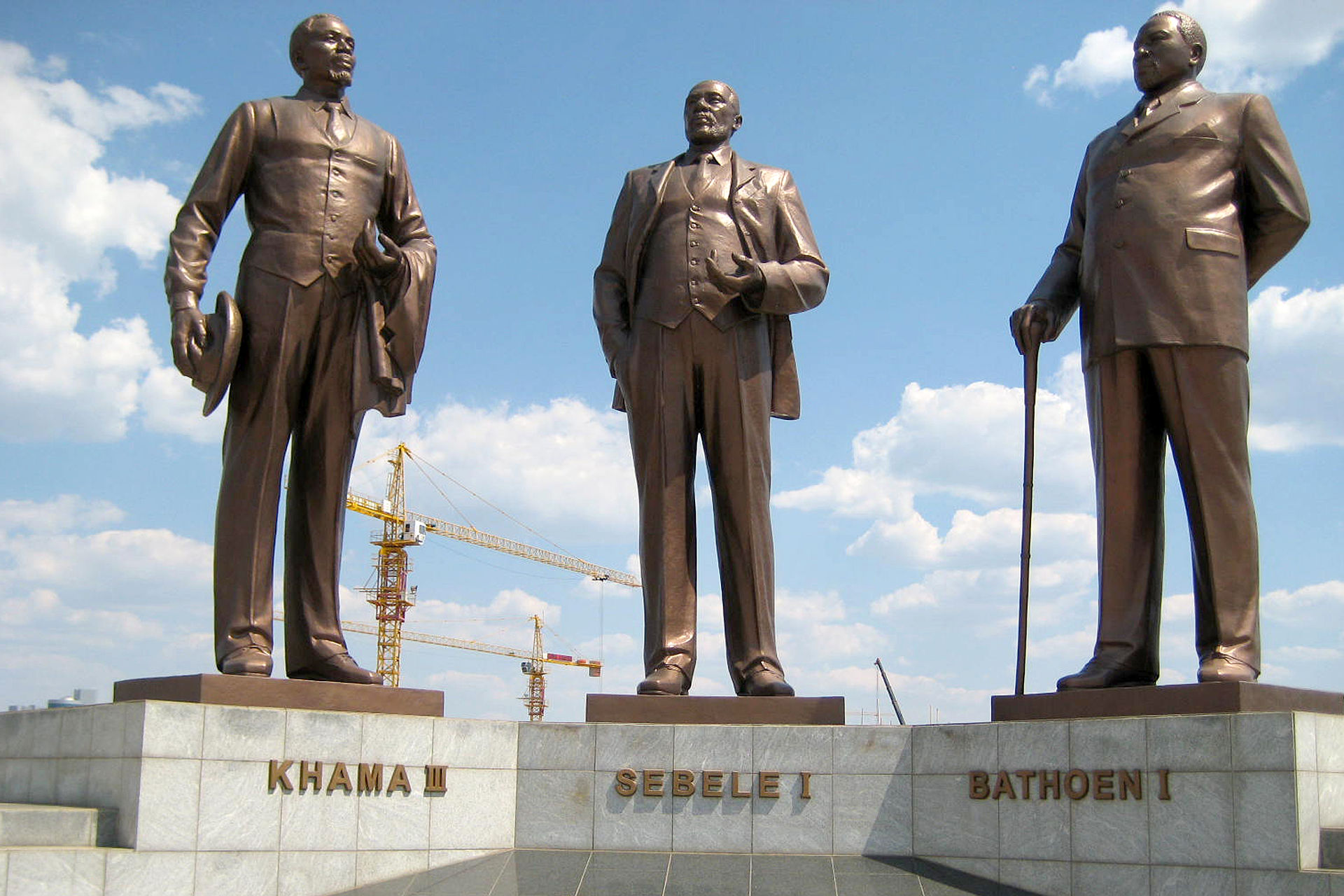 2005년 북한에 의해 건립된 아프리카 보츠와나의 ‘세 부족장(Dikgosi)’의 동상