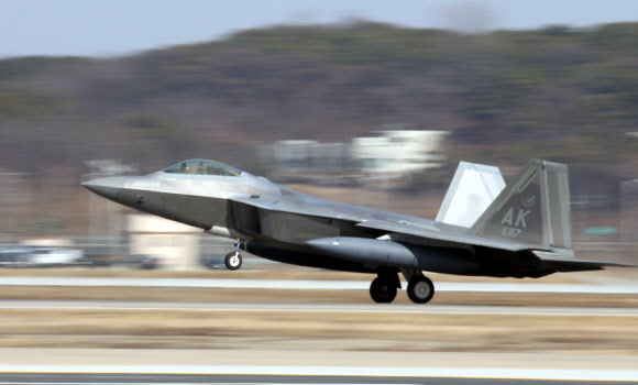 오산기지에 착륙하는 세계최강 미 전략무기 F-22