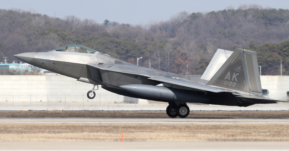 17일 오후 경기도 평택시 오산공군기지 활주로에 세계 최강으로 평가받고 있는 스텔스 전투기 ‘F-22 랩터’가 착륙하고 있다.