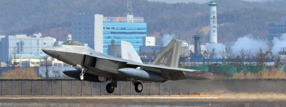 미국의 전략무기 F-22 전투기(랩터)가 한반도를 전개하며 대북 군사적 압박 수위가 한층 높아졌다. F-22 전투기 편대가 17일 경기도 평택 주한미군 오산공군기지에 착륙하고 있다. 스텔스 능력을 보유한 F-22 전투기는 정밀 유도폭탄과 핵무기를 탑재할 수 있어 현존 세계 최강의 전투기라 불린다. 사진공동취재단