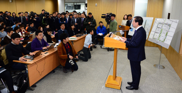 박원순 서울 시장이 17일 서울시청 브리핑룸에서 열리 ㄴ서울시와 현대차 GBC 건립에 따른 사전협상 결과 및 구체 계획 발표 기자회견에서 인사말을 하고 있다. 박윤슬 기자 seul@seoul.co.kr