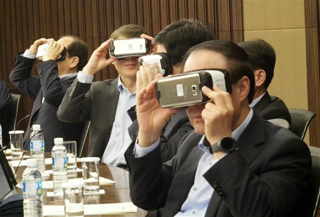 17일 서울 서초구 삼성사옥에서 열린 삼성사장단회의에서 사장단이 삼성전자의 가상현실(VR) 헤드셋 ‘기어 VR’을 체험하고 있다.  삼성전자 제공