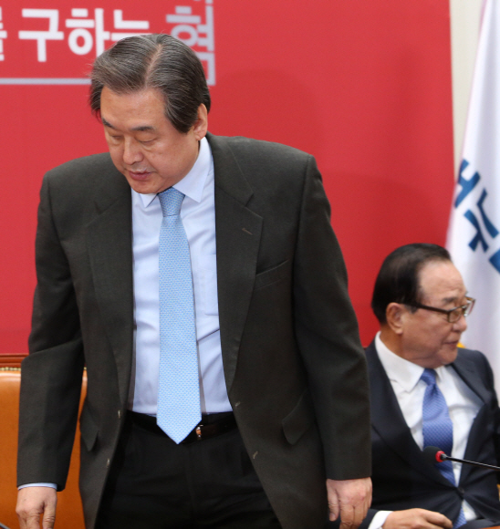 공천 관련 설전으로 회의장을 나가는 김무성 새누리당 대표