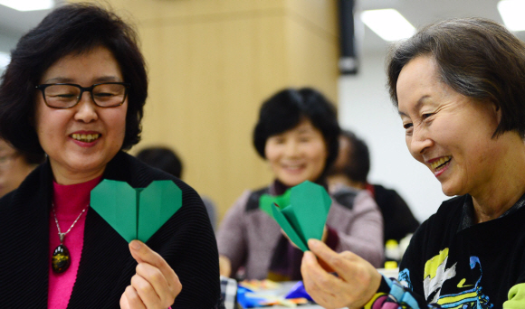 할머니들이 18일 서울 서초구 고속터미널 파미에스테이션 육아나눔터 키움에서 ‘내 손주 내가 키우기 손주돌보미 양성과정’의 일환인 영재 종이접기 실습에 참여하고 있다.박윤슬 기자 seul@seoul.co.kr