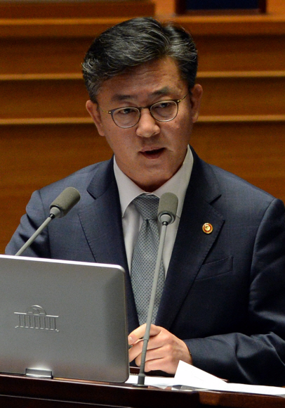 개성공단 문제에 답변하는 홍용표 통일부 장관