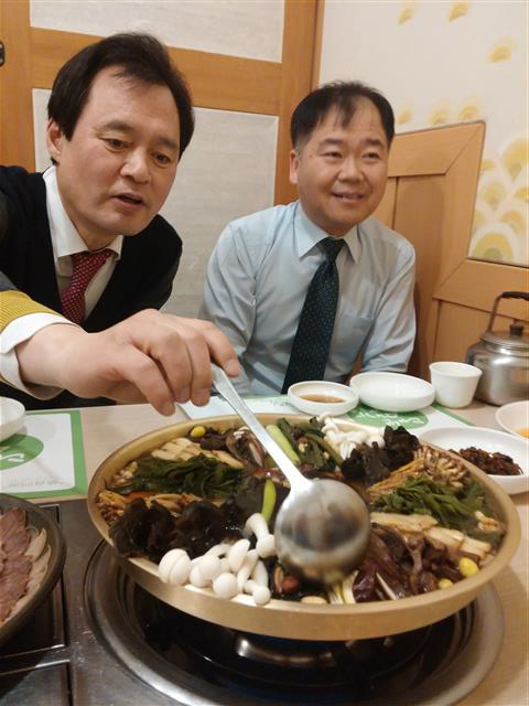 박겸수(왼쪽) 구청장이 지역 맛집인 대보명가의 음식을 소개하고 있다.<br>최해국 선임기자 seaworld@seoul.co.kr