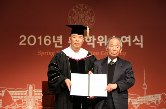 한태식(왼쪽) 동국대 총장과 고 이병진씨의 형 이병윤씨. 동국대 제공