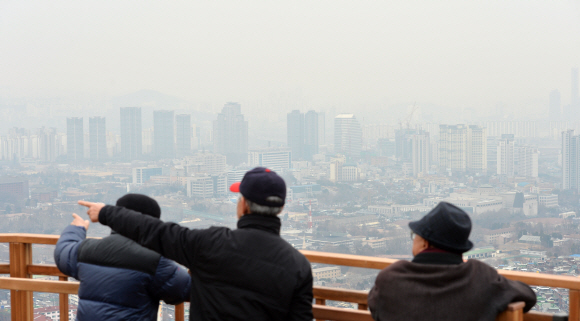 남산에서 바라본 도심 미세먼지