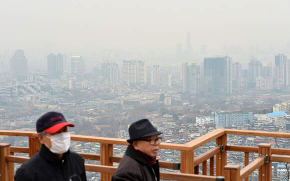 남산에서 바라본 도심 미세먼지