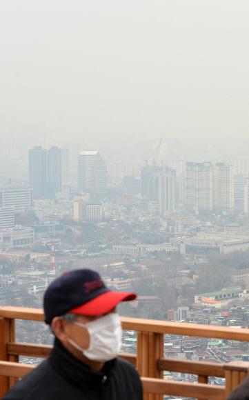 남산에서 바라본 도심 미세먼지