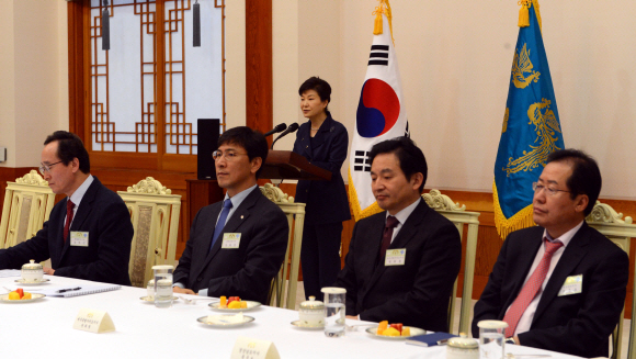 19일 청와대에서 전국17개 시도지사와의 만남행사에서 박근혜 대통령이 모두발언을 하고있다. 2016. 02. 19 청와대사진기자단