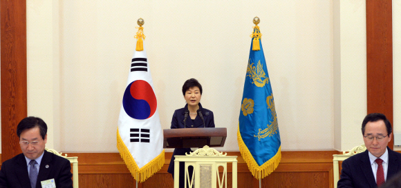 19일 청와대에서 전국17개 시도지사와의 만남행사에서 박근혜 대통령이 모두발언을 하고있다. 2016. 02. 19 청와대사진기자단