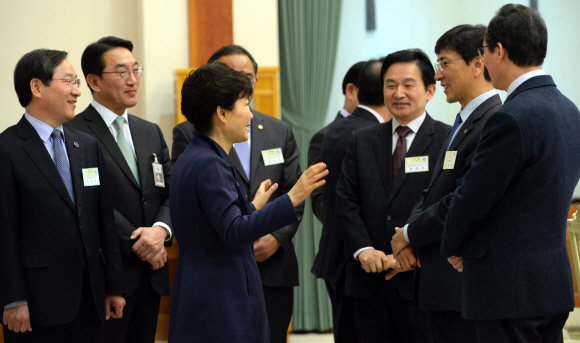 박근혜 대통령은 19일 청와대에서 전국17개 시도지사와의 만남행사시작전 참석자들과 인사를 나누고있다. 2016. 02. 19 청와대사진기자단