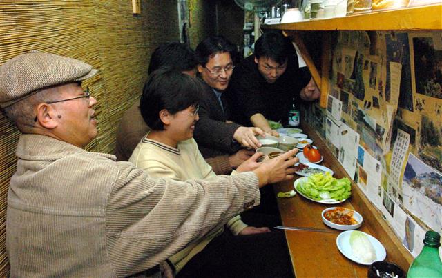 지금은 외국 관광객들이 점령한 인사동은 1980년대 아직은 빈궁했고 아직은 어두웠던 시절, 많은 청춘들을 토닥여 주고 품어안아 준 어머니의 자궁 같은 동네였다. 인사동 사거리에서 안국동으로 가는 길가에 있는 두 평 남짓한 밥집 ‘작은뜨락’. 주머니가 가벼웠던 그 시절 청춘들은 이런 아무렇지도 않은 쉼터에서 막걸리와 파전을 나누며 같은 듯 다른 꿈들을 키웠다. 서울신문 DB