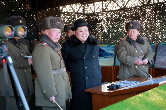 북한 김정은 국방위원회 제1위원장이 쌍방기동훈련을 직접 참관·지휘했다고 북한 조선중앙통신이 21일 보도했다. 연합뉴스