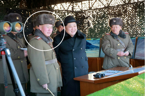 김정은 북한 국방위원회 제1위원장이 쌍방기동훈련 및 비행훈련을 참관하는 현장에 리명수(동그라미 안) 전 인민보안부장이 모습을 드러낸 것이 21일 조선중앙TV에 보도되고 있다. 조선중앙통신이 이날 리명수를 우리의 합참의장에 해당하는 ‘인민군 총참모장’으로 호칭하면서 리명수가 처형된 리영길의 후임이라는 사실이 공식 확인됐다. 연합뉴스