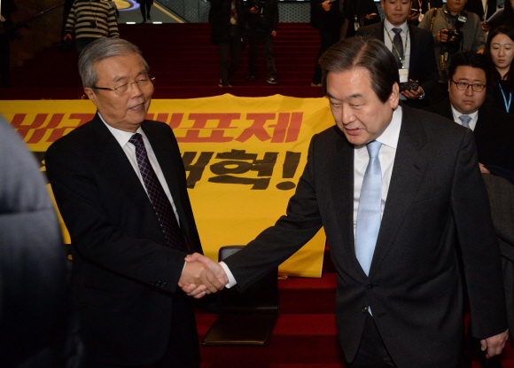 악수하는 김무성 대표와 김종인 대표 
