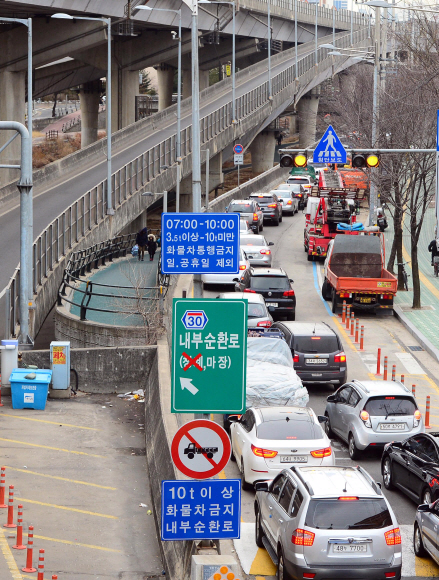 서울시가 안전상 문제로 내부순환로 일부 구간을 한시적으로 폐쇄한 첫날인 22일 오전 9시쯤, 내부순환로에 진입하지 못한 차량이 한꺼번에 몰리면서 성북구 월곡역 인근 도로가 정체 현상을 보이고 있다. 박윤슬 기자 seul@seoul.co.kr