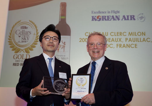 지난 22일(현지시간) 영국 런던에서 열린 항공사 와인경영대회 ‘천상의 와인 2015’ 시상식에서 김주민(왼쪽) 대한항공 런던지점장이 퍼스트클래스 레드와인 부문 금메달을 수상한 뒤 상패를 들어보이고 있다.  대한항공 제공 