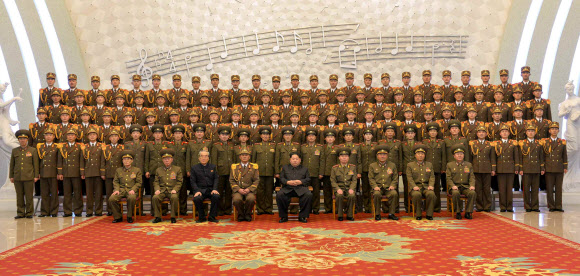 북한 김정은, 인민군 군악단 관계자들과 기념사진