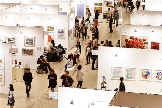 2015년 화랑미술제 행사현장. 올해 행사에는 국내 89개 화랑이 참여해 국내외 작가 500여명의 작품을 선보인다. 한국화랑협회제공