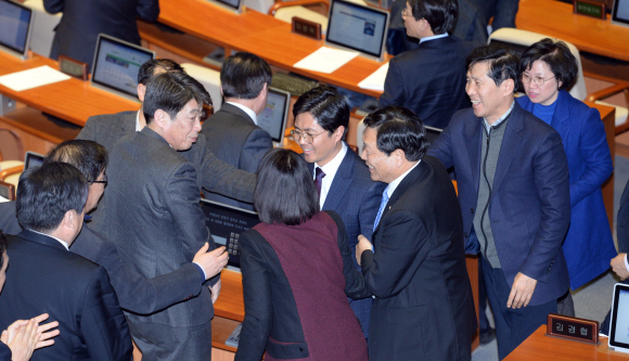 [서울포토] 동료의원들 격려 받는 김광진 의원