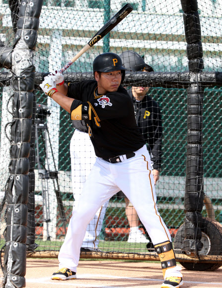 무릎 부상에서 회복 중인 강정호가 23일(현지시간) 미국 플로리다주 브래이든턴 파이리츠 시티에서 열린 피츠버그 파이리츠 스프링캠프 공식훈련에서 타석에 들어서있다. 강정호는 지난해 말부터 이곳에서 재활 훈련을 해오다가 이날 스프링캠프 공식훈련에 합류해 타격·수비 훈련 등을 시작했다.  무릎에 무리가 갈 수 있는 일부 훈련을 건너뛰기는 했지만, 다른 동료 선수들과 함께 정해진 연습 일정을 대부분 소화했다.    연합뉴스