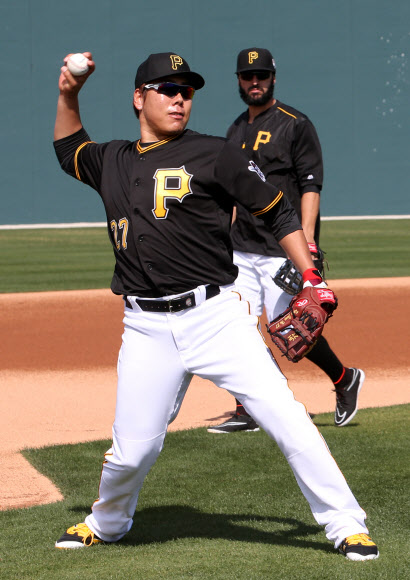 무릎 부상에서 회복 중인 강정호가 23일(현지시간) 미국 플로리다주 브래이든턴 파이리츠 시티에서 열린 피츠버그 파이리츠 스프링캠프 공식훈련에서 수비 연습을 하고 있다. 강정호는 지난해 말부터 이곳에서 재활 훈련을 해오다가 이날 스프링캠프 공식훈련에 합류해 타격·수비 훈련 등을 시작했다. 무릎에 무리가 갈 수 있는 일부 훈련을 건너뛰기는 했지만, 다른 동료 선수들과 함께 정해진 연습 일정을 대부분 소화했다. 연합뉴스