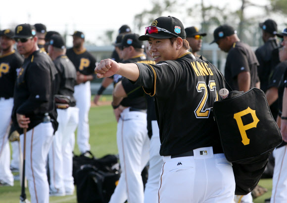 무릎 부상에서 회복 중인 강정호가 23일(현지시간) 미국 플로리다주 브래이든턴 파이리츠 시티에서 열린 피츠버그 파이리츠 스프링캠프 공식훈련에 합류하고 있다. 강정호는 지난해 말부터 이곳에서 재활 훈련을 해오다가 이날 스프링캠프 공식훈련에 합류해 타격·수비 훈련 등을 시작했다. 무릎에 무리가 갈 수 있는 일부 훈련을 건너뛰기는 했지만, 다른 동료 선수들과 함께 정해진 연습 일정을 대부분 소화했다.     연합뉴스