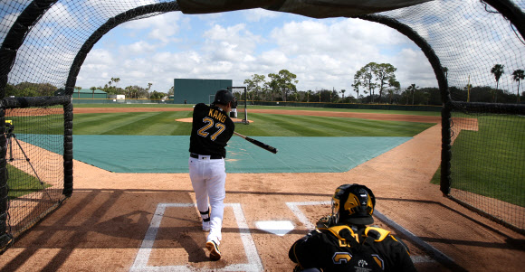 무릎 부상에서 회복 중인 강정호가 23일(현지시간)가 미국 플로리다주 브래이든턴 파이리츠 시티에서 열린 피츠버그 파이리츠 스프링캠프 공식훈련에서 타석에 들어서있다. 강정호는 지난해 말부터 이곳에서 재활 훈련을 해오다가 이날  스프링캠프 공식훈련에 합류해 타격·수비 훈련 등을 시작했다.  무릎에 무리가 갈 수 있는 일부 훈련을 건너뛰기는 했지만, 다른 동료 선수들과 함께 정해진 연습 일정을 대부분 소화했다.    연합뉴스