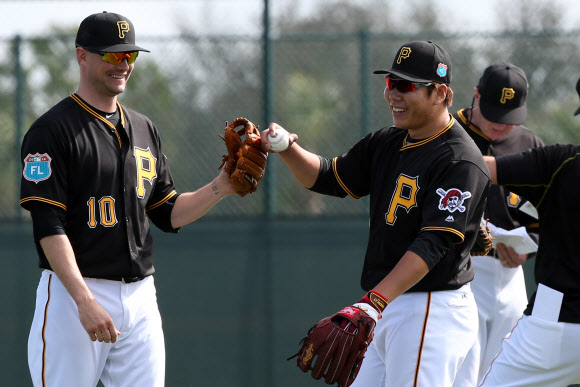 무릎 부상에서 회복 중인 강정호가 23일(현지시간) 미국 플로리다주 브래이든턴 파이리츠 시티에서 열린 피츠버그 파이리츠 스프링캠프 공식훈련에서 조디 머서와 함께 인사를 하며 활짝 웃고 있다. 강정호는 지난해 말부터 이곳에서 재활 훈련을 해오다가 이날  스프링캠프 공식훈련에 합류해 타격·수비 훈련 등을 시작했다. 무릎에 무리가 갈 수 있는 일부 훈련을 건너뛰기는 했지만, 다른 동료 선수들과 함께 정해진 연습 일정을 대부분 소화했다.  연합뉴스