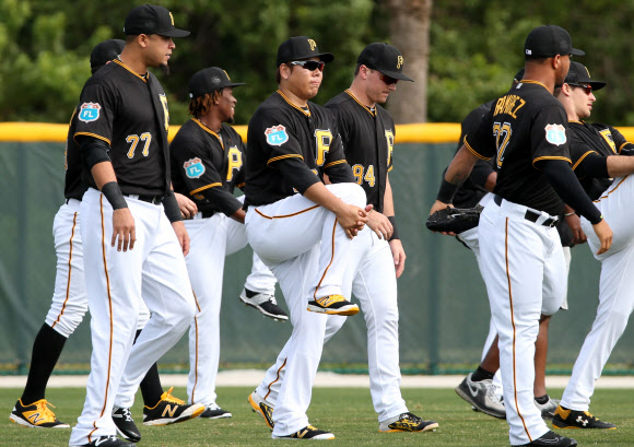 무릎 부상에서 회복 중인 강정호가 23일(현지시간) 미국 플로리다주 브래이든턴 파이리츠 시티에서 열린 피츠버그 파이리츠 스프링캠프 공식훈련에서 가볍게 몸을 풀고 있다. 강정호는 지난해 말부터 이곳에서 재활 훈련을 해오다가 이날  스프링캠프 공식훈련에 합류해 타격·수비 훈련 등을 시작했다.  무릎에 무리가 갈 수 있는 일부 훈련을 건너뛰기는 했지만, 다른 동료 선수들과 함께 정해진 연습 일정을 대부분 소화했다.  연합뉴스