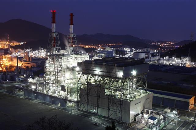 금호석유화학이 다음달 여수제2에너지 공장 증설을 끝내면 발전용량이 2배로 커진다. 사진은 여수제2에너지 야간 전경 모습.  금호석유화학 제공